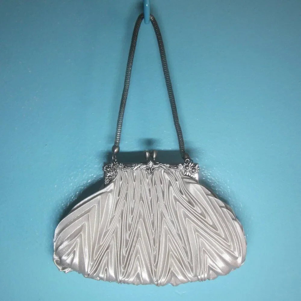Nicole Lee Collection Silver Cloth Purse Silver Metal Chain Kisslock Clasp Top